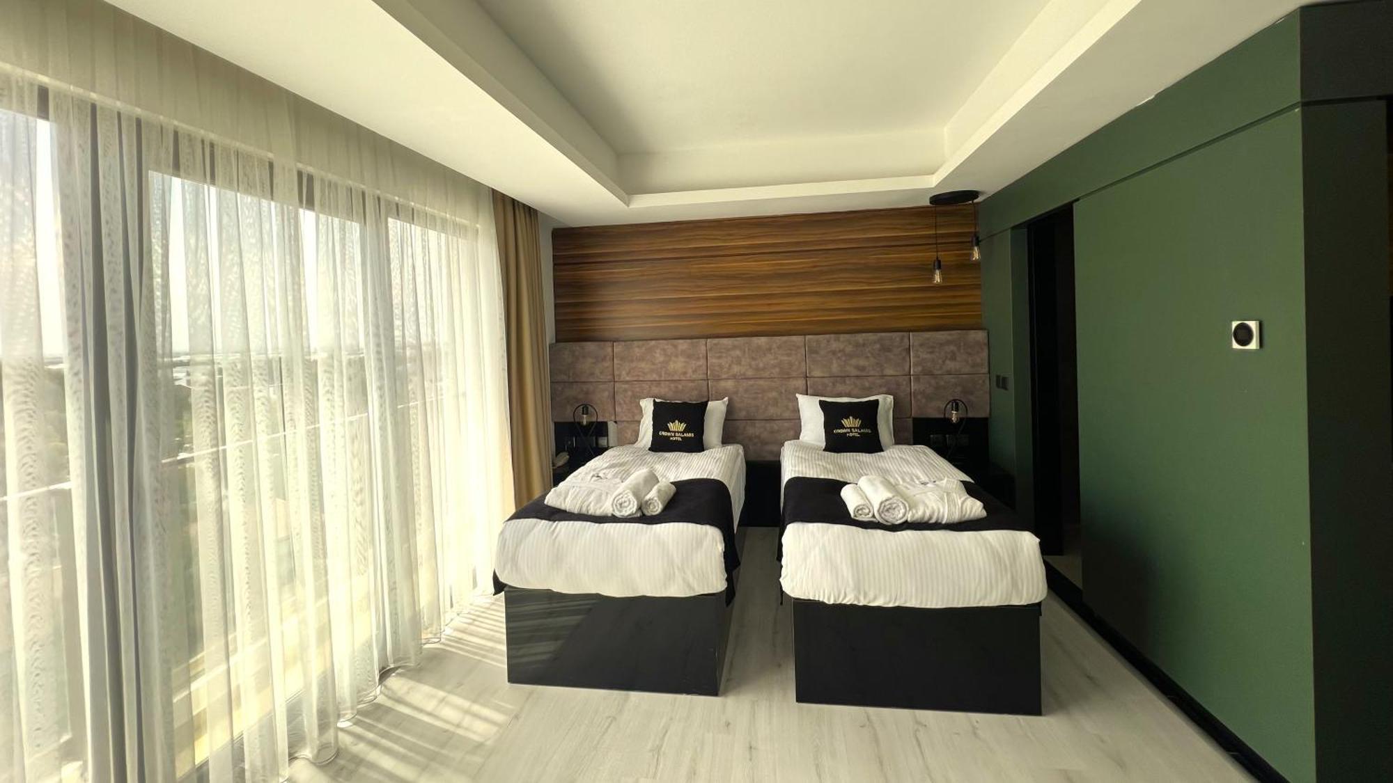 פמגוסטה Crown Salamis Hotel מראה חיצוני תמונה