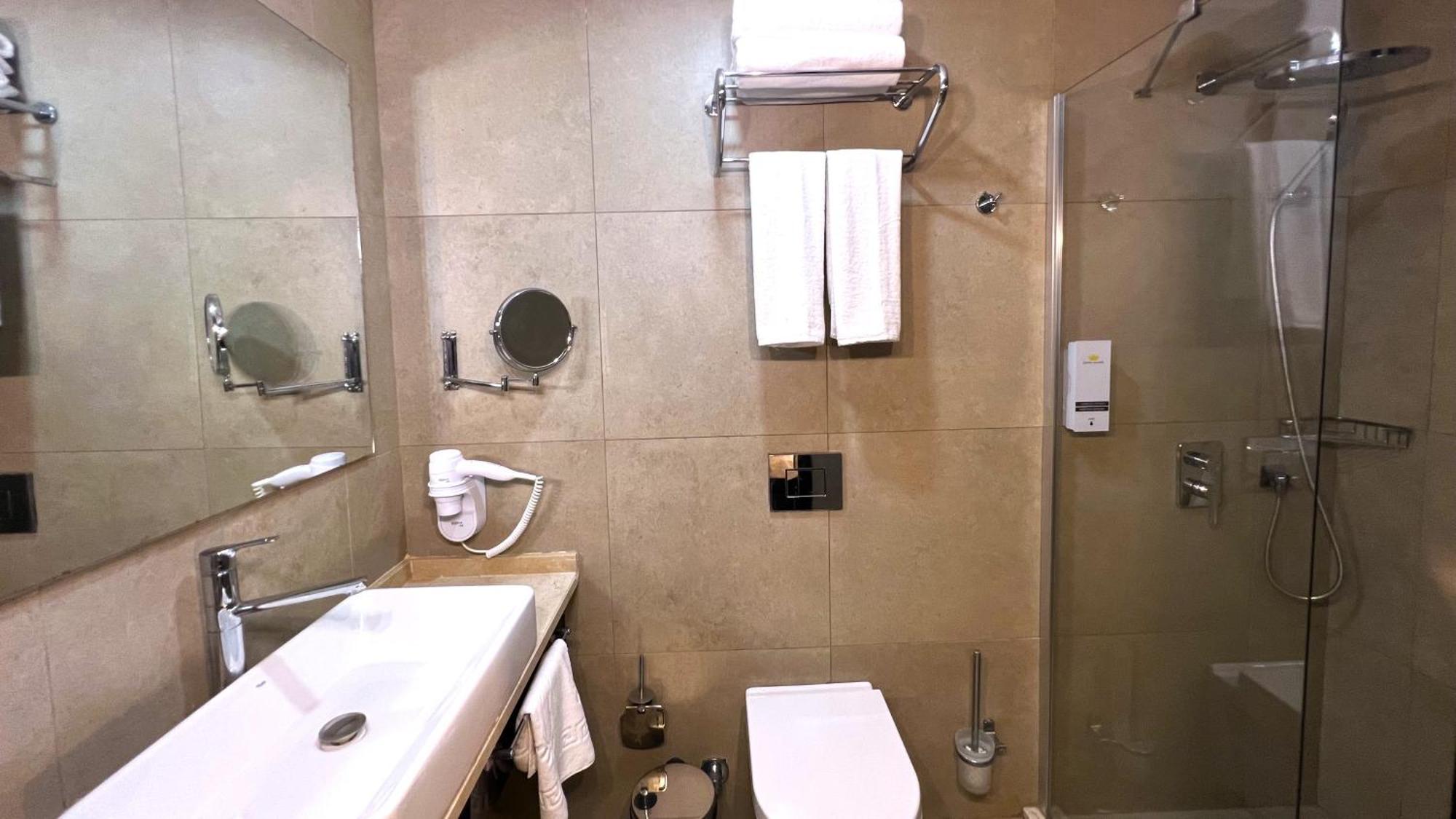 פמגוסטה Crown Salamis Hotel מראה חיצוני תמונה